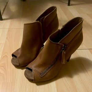 Nine West open toed, heal